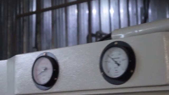 Приклеивание  пленки ПВХ на декоративные решетки на производстве "ДСП Центр" смотреть онлайн