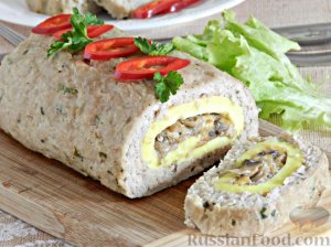 Сытная, красивая закуска на праздничный стол.
Мясной рулет с омлетом и грибами