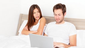 Муж смотрит порно, а жена в это время… Почему Как реагировать