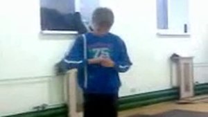 Как мальчик поднимает штангу 12 кг