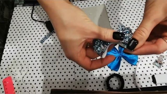 LOL Бантики из глитерной кожи, атласных лент |Мастер класс |КАНЗАШИ|Резинки с кукла и Лол смотреть онлайн