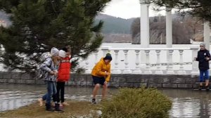 Озеро Абрау вышло из берегов и затопило набережную почти до завода Абрау-Дюрсо и столовой номер 1.