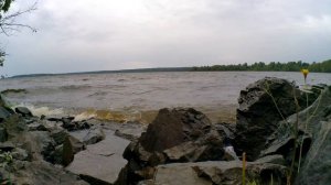 Сильные волны на берегу Онежского озера.