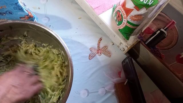 Готовлю с Кешей оладьи из кабачков и картошки.?? смотреть онлайн