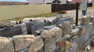 кладка каменного забора