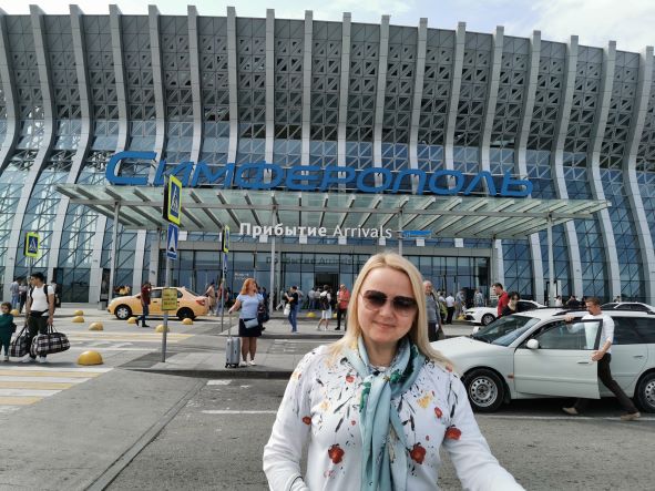 Красивое приземление самолета в аэропорту Симферополя. Крым