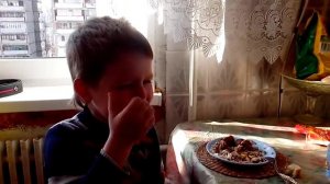 Маленький мальчик до слёз хочет жениться на маме.