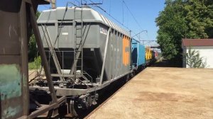 "Громкий электровоз" 2эс4к-114 с грузовым поездом проезжает станцию Александровская