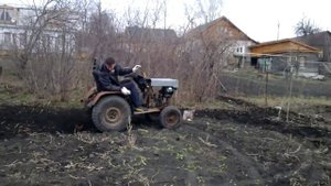 самодельная почвофреза в работе на самодельном минитракторе