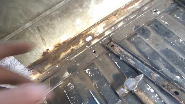 Кузовні роботи VW T3 - Епізод 52 - приварюю гайки під рельси середнього ряду сидінь