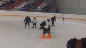 Первые тренировки хоккей. Дети)))
