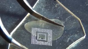 Накатка шаров паяльной пастой шаров через стекло