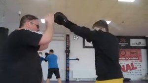 БОКС, "СДВОЕННЫЕ УДАРЫ ЛЕВОЙ"