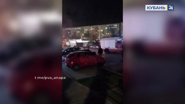 Автомобиль загорелся на парковке возле жилого дома в Анапе