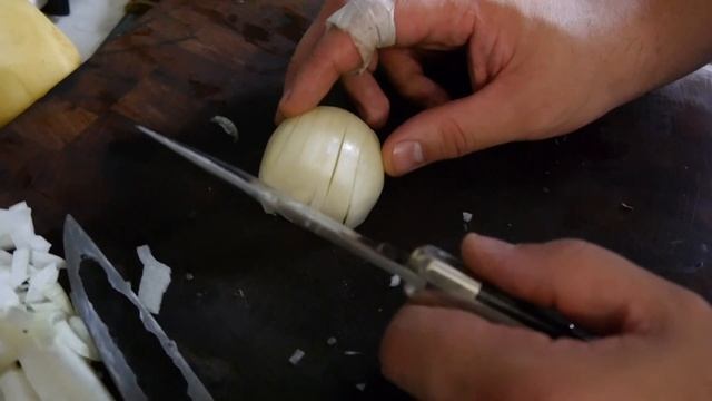 На доске: Якутский нож, buck 110, Benchmade Barrage на продуктах. смотреть онлайн