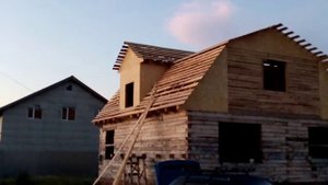 Обрешётка крыши необрезной доской.