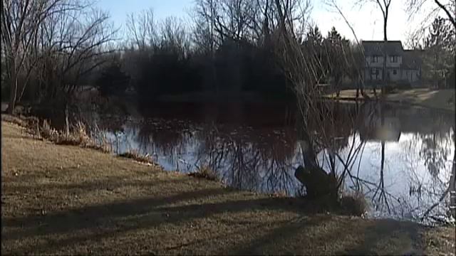 Кроваво-красным неожиданно стал пруд в Канзасе смотреть онлайн