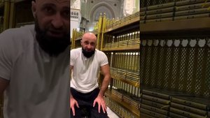 Дагестанец поставил мусхафы Корана в главной мечети мусульман в Мекке!