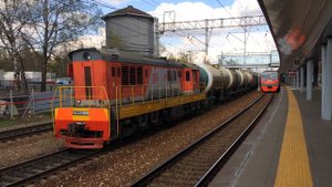 ЧМЭ3-6728 с цистернами и ЭД4М-0070 на станции Внуково.