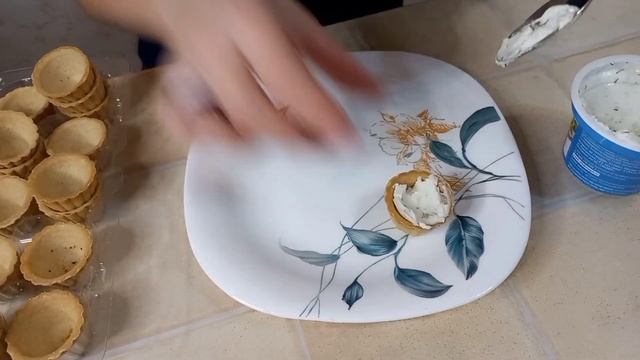 Быстрая закуска, когда гости на пороге)/Тарталетки с рыбной пастой криль и сливочным сыром ???