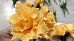 Гладиолусы с конфетами, высота букета 60 см, в цветочках шоколадные конфеты.