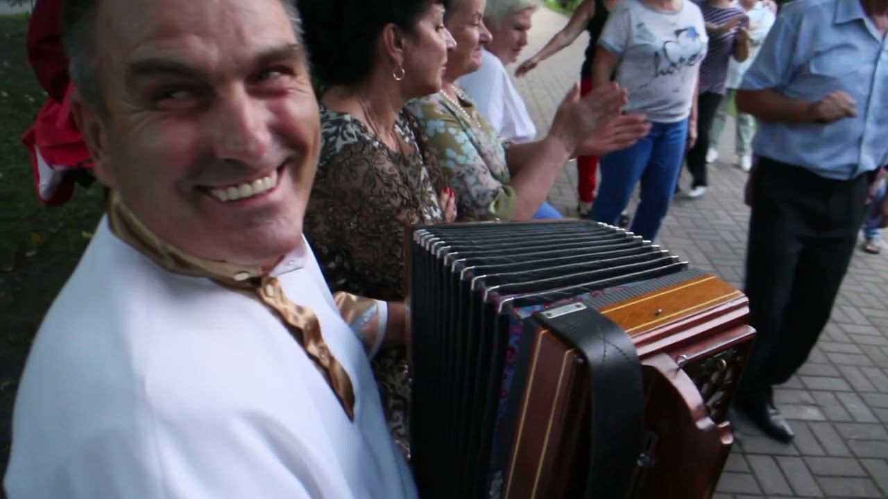 Елецкий парк. Играет Олег Знаменщиков, гости фестиваля и ельчане пляшут и поют. смотреть онлайн