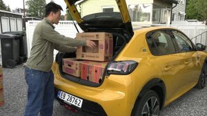 Peugeot e-208 banana box test