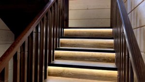 Лестница закрытого типа в деревянном доме