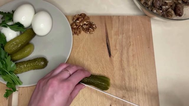 Попробуй этот необычный рецепт салата из куриных сердечек ❤
