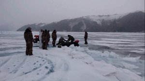 Искупаться в трещине на льду Байкала 2018 ...People On the lake , take a dip in the winter ...