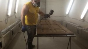 Покрытие лаком двери в мастерской