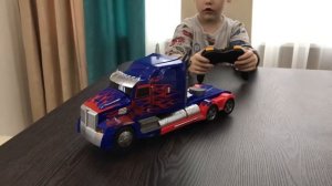 ТРАНСФОРМЕРЫ! Игорёк открывает машину трансформер! Transformers Optimus Prime