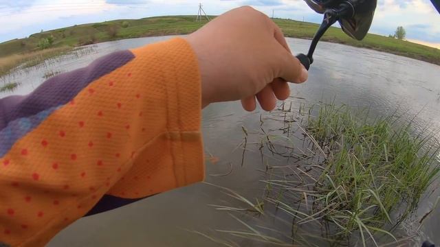 Ловля ЩУКИ на перекатах. ГОЛАВЛЬ на кренки. смотреть онлайн