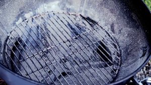 Как ухаживать за угольным грилем Weber: чистка решетки и котла
