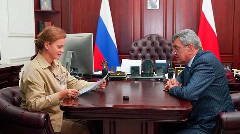 Сергей Меняйло провёл рабочую встречу с замминистра обороны России Анной Цивилёвой смотреть онлайн