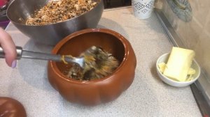 Обалденная гречка с курицей и грибами в горшочках.