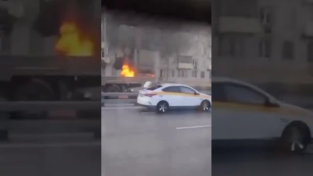 На юге Москвы сгорела полицейская машина.
Пожар на Варшавском шоссе в Чертаново. Прямо на дороге п
