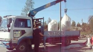 Манипулятор Nissan UD - загрузка биг бегов с #кварцевым песком весом 1 тонна.