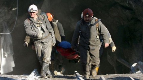 Пожар на шахте в Кузбассе: погибли 11 человек, десятки людей остаются под землей