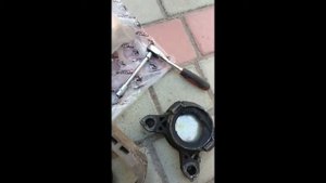 Ford Connect заміна подушки двигуна, Заклеювання патрубка повітряного фільтру.