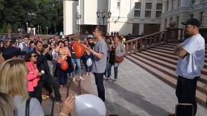 14 августа возле Витебского облисполкома собралось около 300 человек.2 - Витебский Курьер NEWS