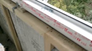 Укрепление парапета лоджии деревянным брусом.