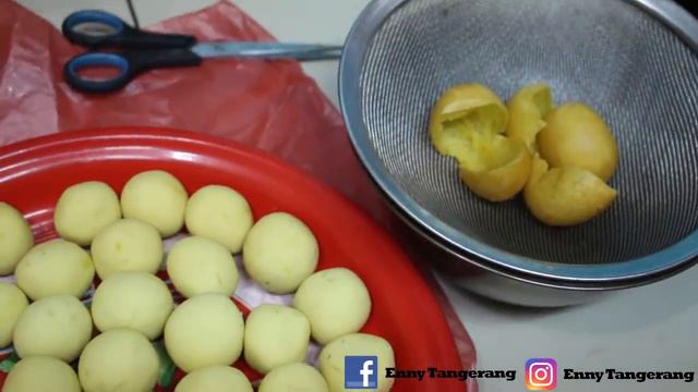 CARA BUAT BOLA UBI KOPONG YANG ENAK DAN PRAKTIS ALA ENNY TANGERANG!!! смотреть онлайн
