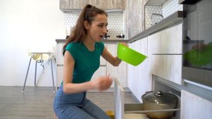 Кристиан и забавная игра с конфетами. Волшебный душ из m&m