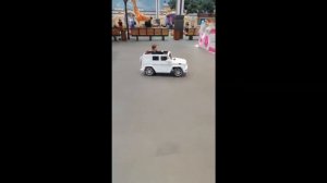 Леша за рулем детского электромобиля МЕРСЕДЕС. Детский электромобиль мерседес