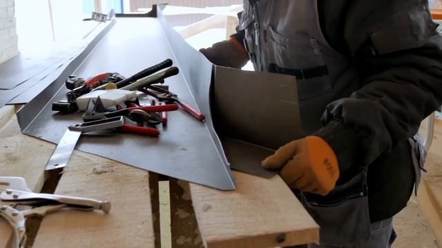 Фальцевая кровля с настенными желобами