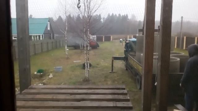 Разгрузка колец для колодцев