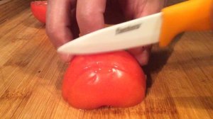 Как просто нарезать помидор. Быстро нарезаем помидор кубиками.