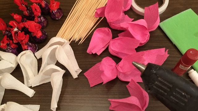 DIY: Букет из Конфет! Тюльпаны из гофрированной бумаги! смотреть онлайн