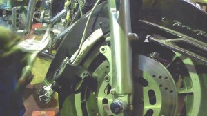 Замена передних тормозных колодок на Harley-Davidson FLHRCI 1997